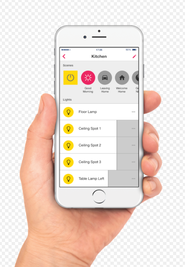 Een hand die een smartphone vasthoudt met een smart home app-interface met verschillende lichtregelingen.