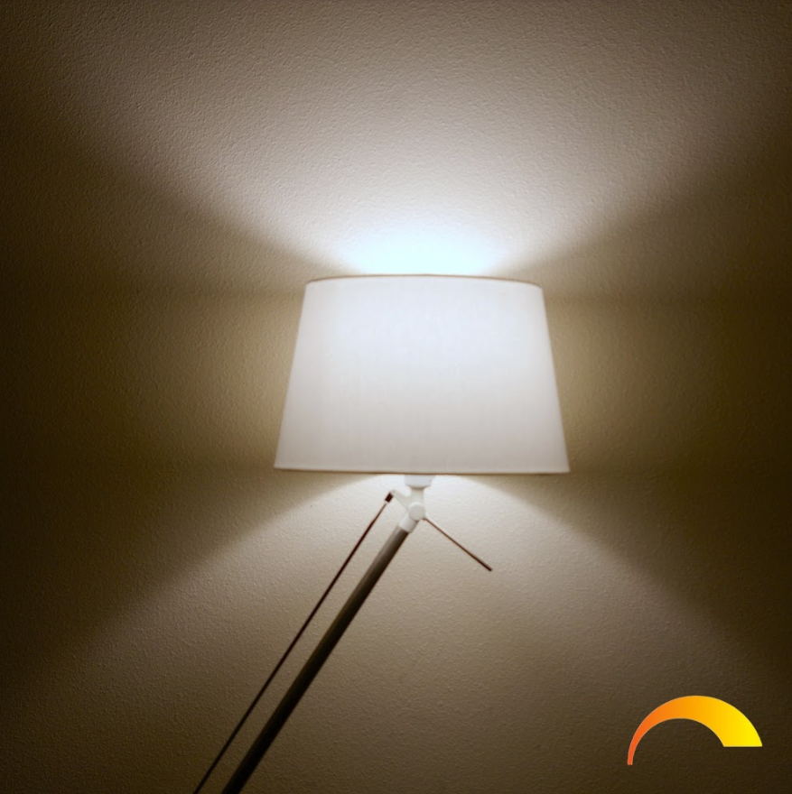 Witte lampenkap, helder licht en een warme gloed.