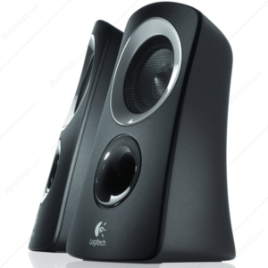 Gümüş kaplamalı iki siyah Logitech hoparlör, beyaz bir yüzeyde yan yana, yakın çekim.