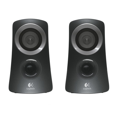 Beyaz zemin üzerinde iki siyah Logitech hoparlör, logo görünür.