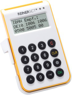 Ein weißes und gelbes Zahlungsterminal mit Bildschirm, der IBAN-Daten anzeigt, und einer Tastatur.