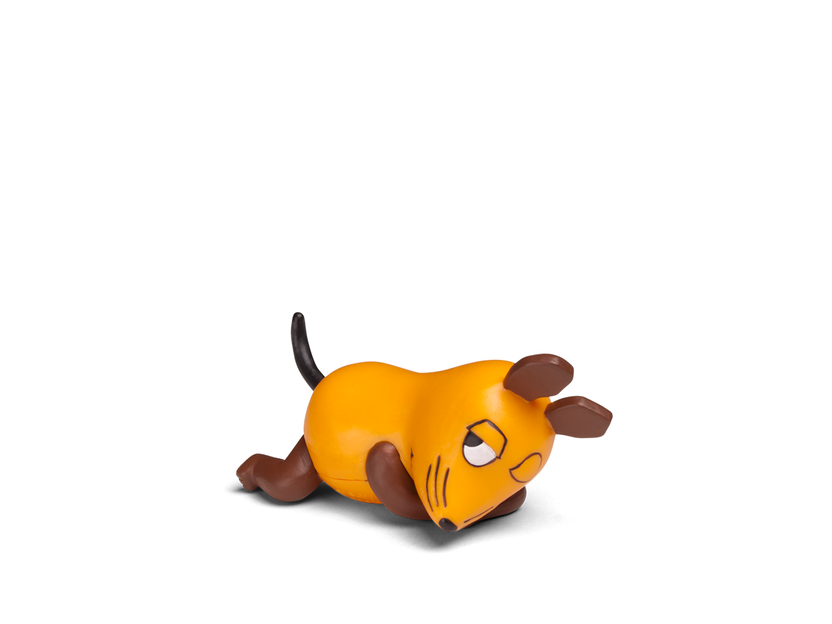 Orange Spielzeugmaus liegt auf der Seite, mit braunen Ohren, geschlossenen Augen und schwarzem Schwanz.