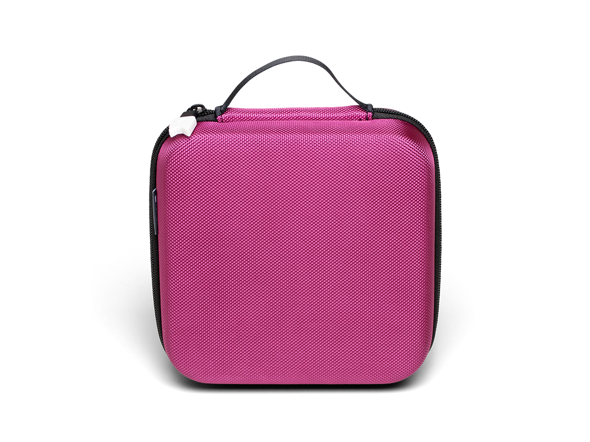 Ein rosa Hartschalenkoffer mit schwarzem Griff und Reißverschluss, geschlossen.