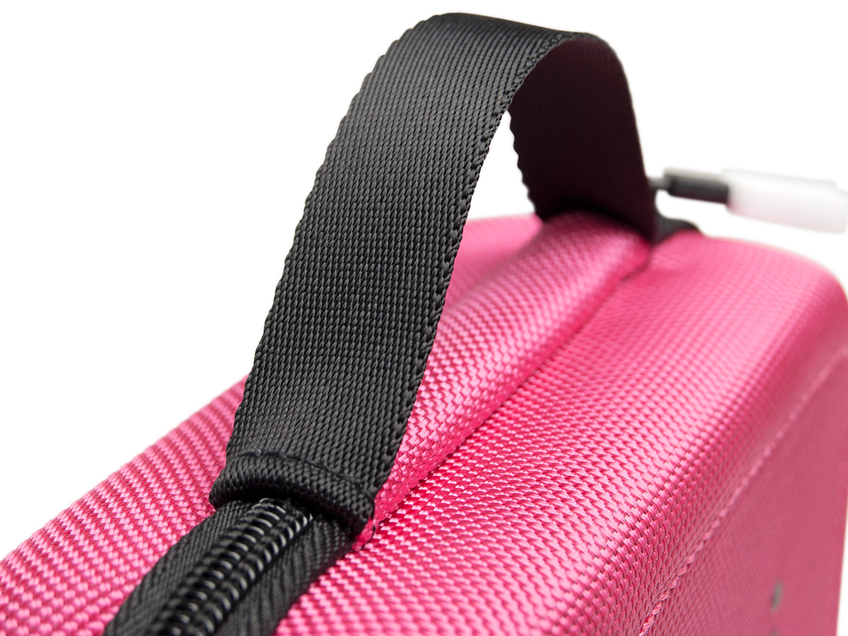 Nahaufnahme einer rosa Tasche mit schwarzem Griff und Reißverschluss.