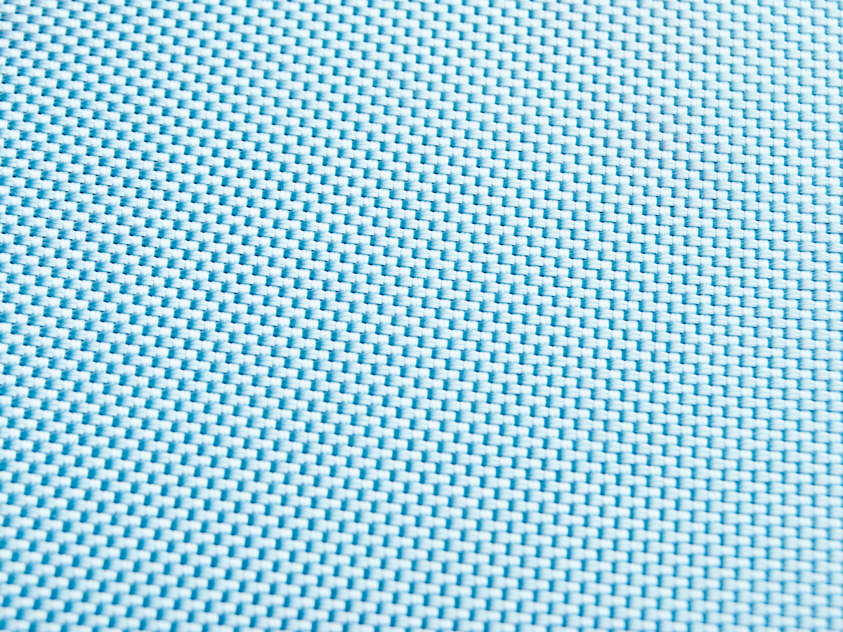 Nahaufnahme eines hellblauen gewebten Stoffes. Quadratisches Muster und strukturierte Oberfläche.