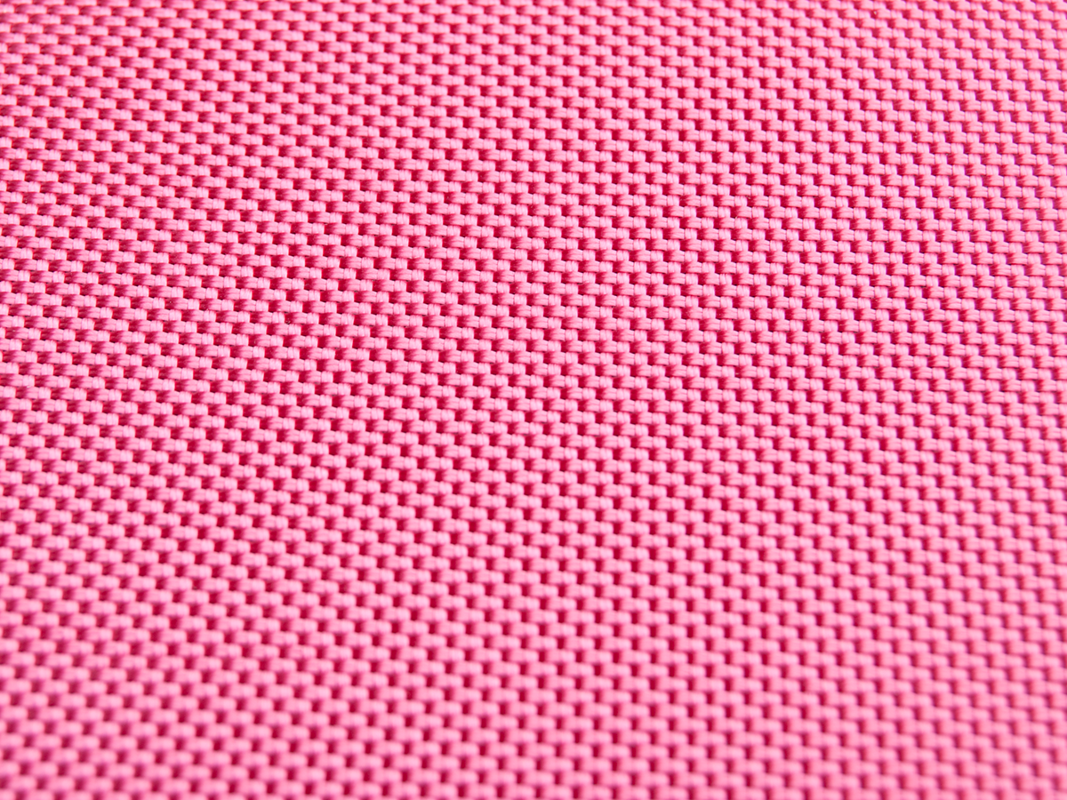 Nahaufnahme der rosa gewebten Stoffstruktur. Detailliertes Muster. Rosa Hintergrund.