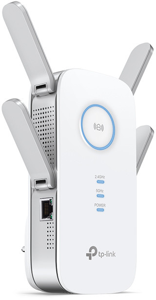 Un extendeur de réseau tp-link blanc et argent. Il possède trois antennes et trois lumières bleues.