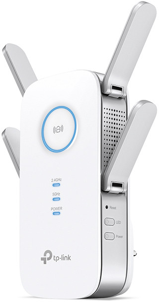 Répéteur wi-fi tp-link blanc avec antennes déployées. Lumière bleue et étiquettes visibles.