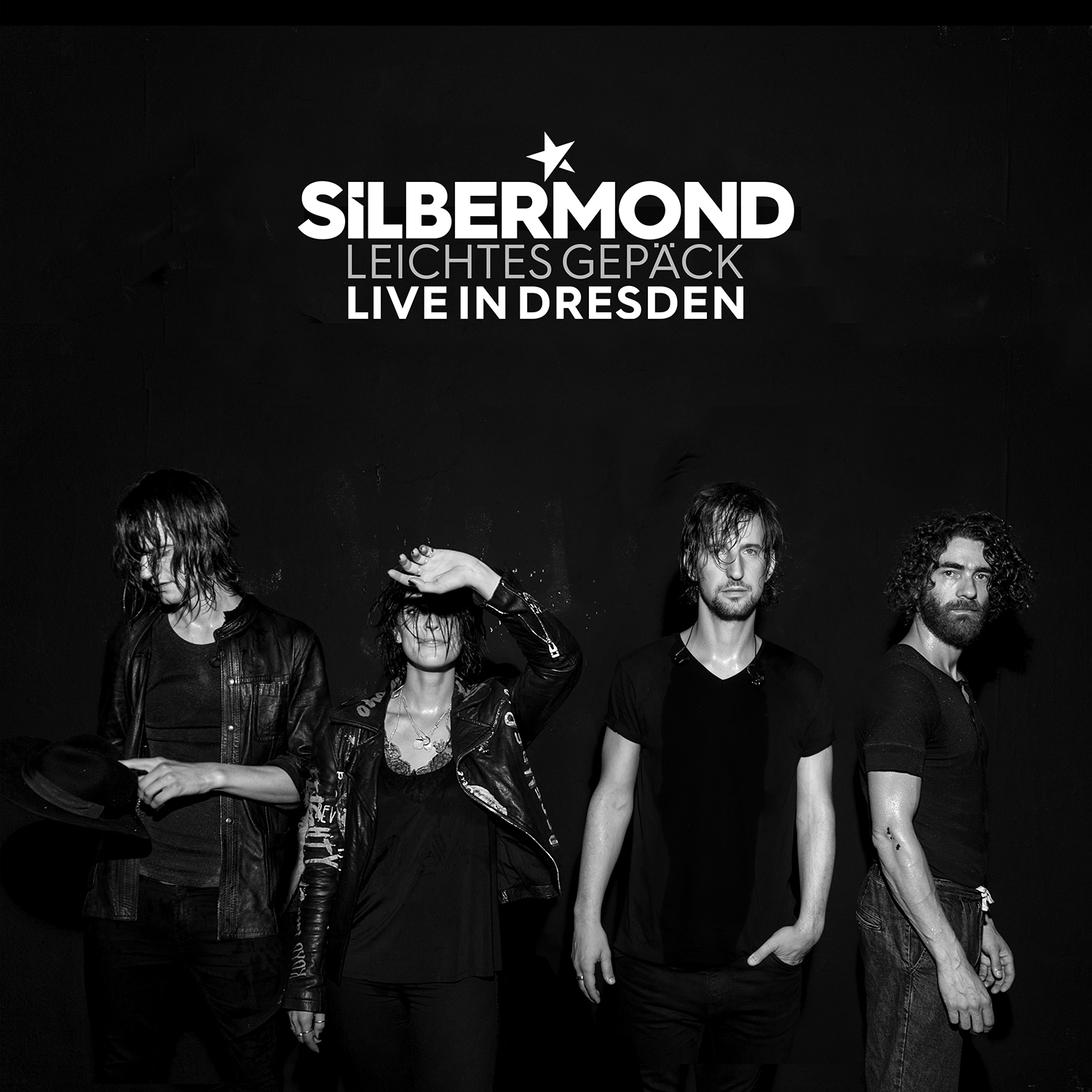 Schwarz-Weiß-Foto einer Band, Silbermond, mit dem Bandnamen und "Live in Dresden" in weißem Text darüber.