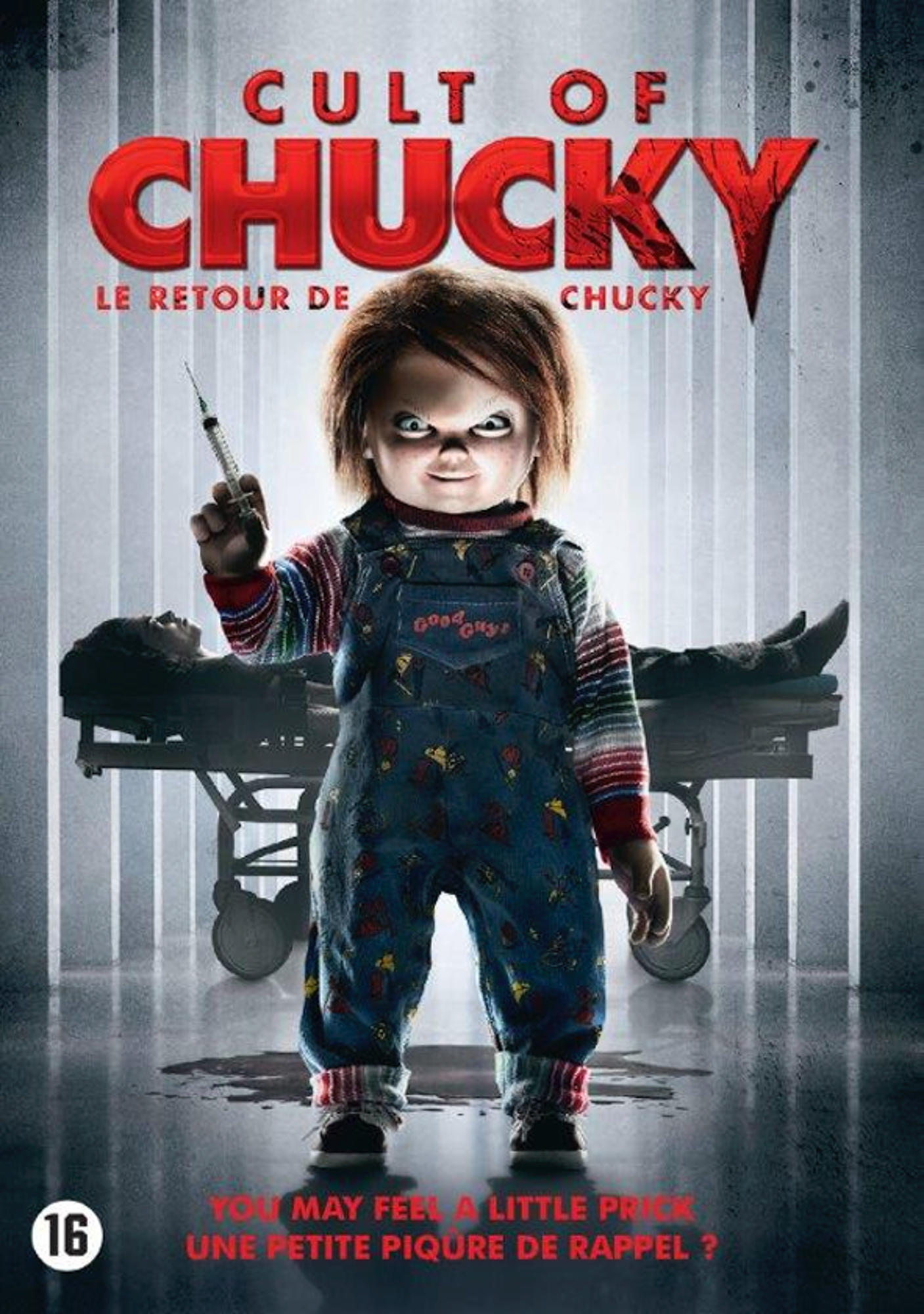 Couverture du film Cult of Chucky. Une poupée tient une seringue, avec une personne allongée sur une civière en arrière-plan.