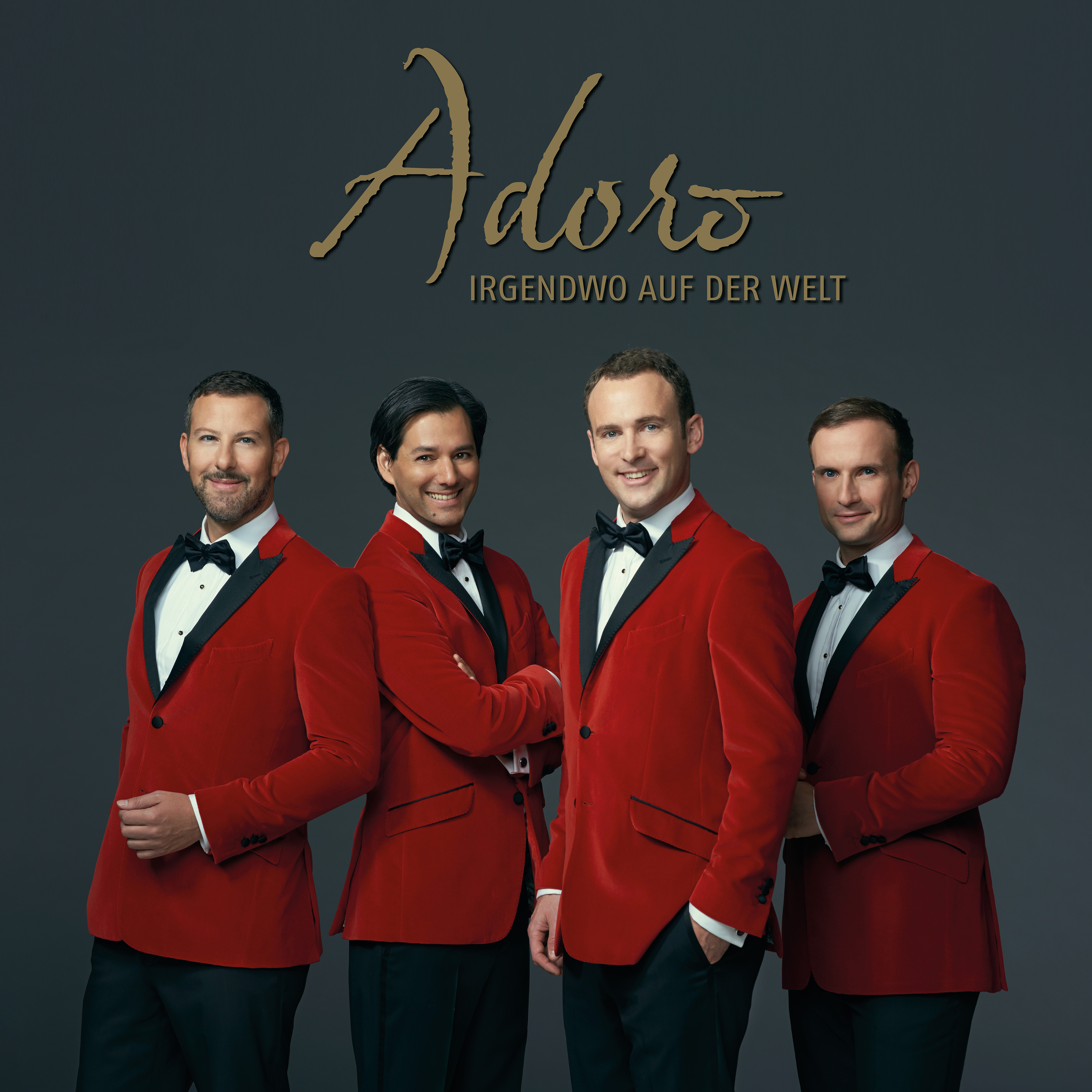 Albumcover von Adoro. Vier Männer in roten Anzügen und Fliegen stehen vor dunklem Hintergrund.
