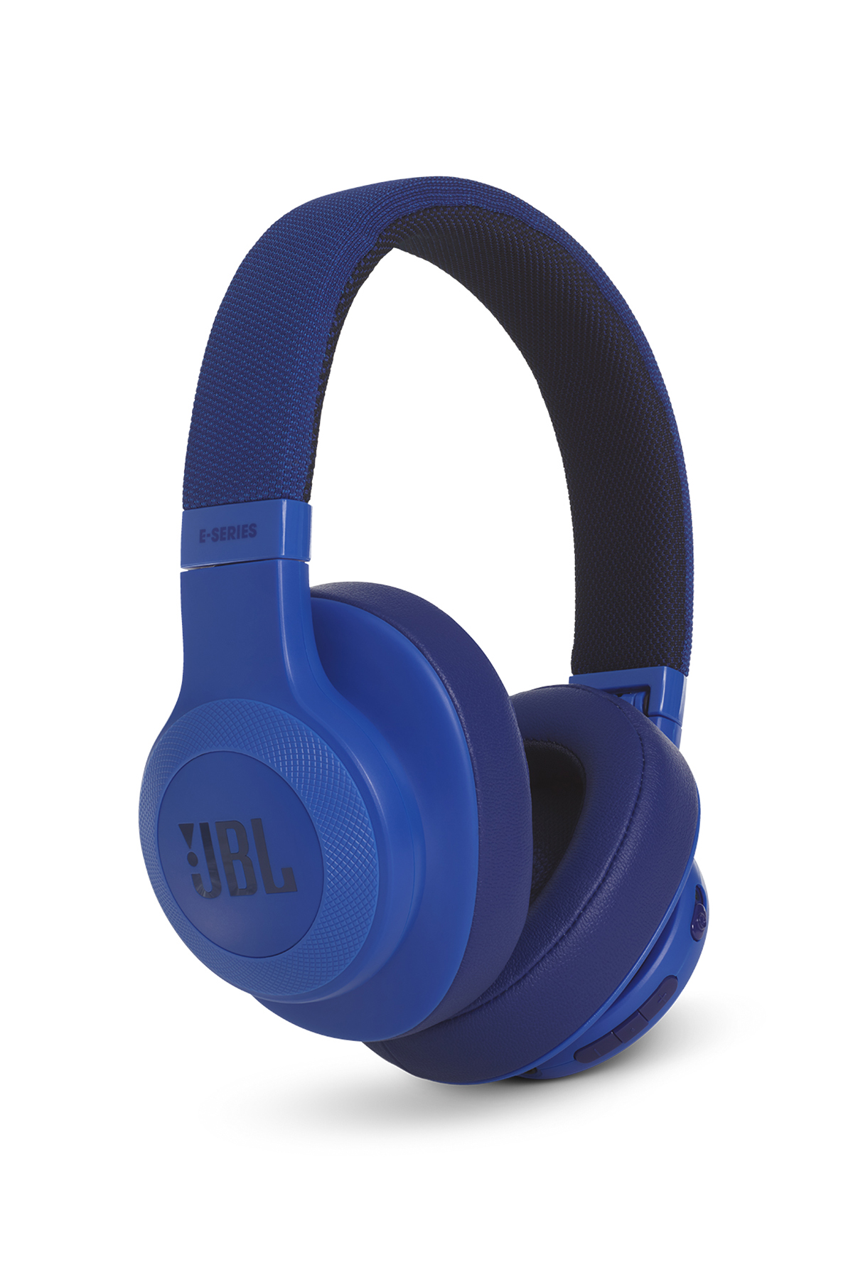 Beyaz bir arka plan üzerinde mavi JBL kulaklıklar.