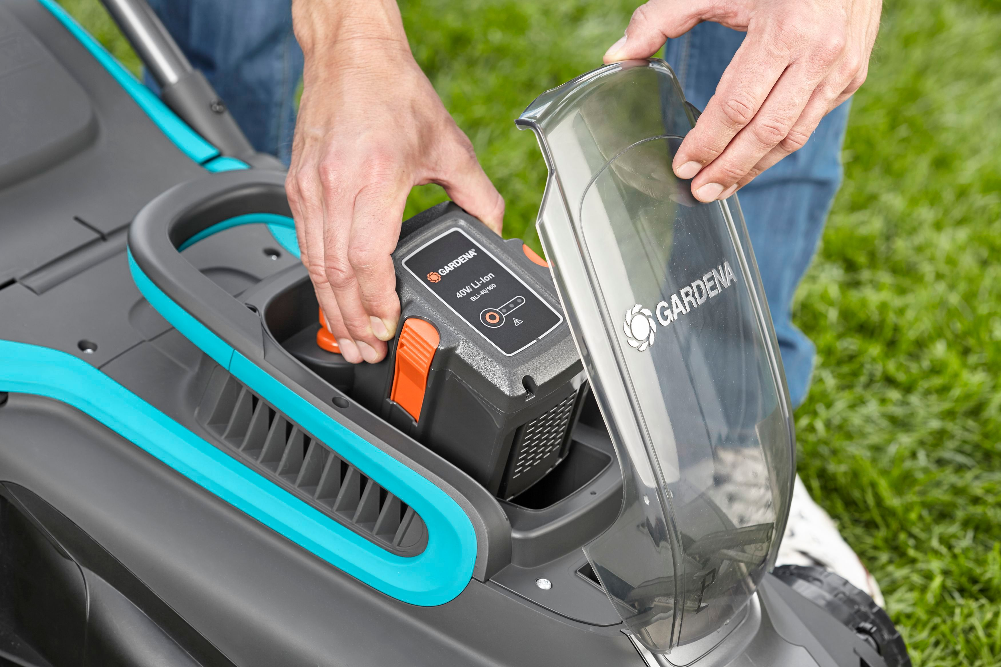GARDENA 05038-20 PowerMax™ Li-40/37 Set inkl. Akku, Akku-Rasenmäher (40 Volt, Schnittbreite: 370 mm, Verstellbare Schnitthöhe QuickFit Plus 5 Stufen, mit 45 Liter Fangkorb-Volumen)