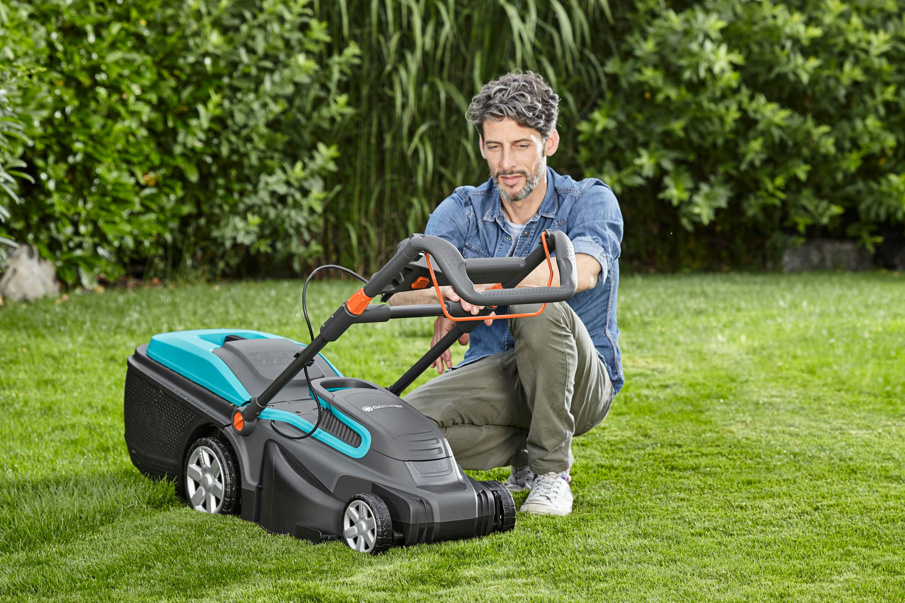 GARDENA 05037-20 PowerMax™ 1600/37, Elektrorasenmäher (Schnittbreite: 370 mm, Verstellbare Schnitthöhe QuickFit Plus 5 Stufen, mit 45 l Fangkorb-Volumen)