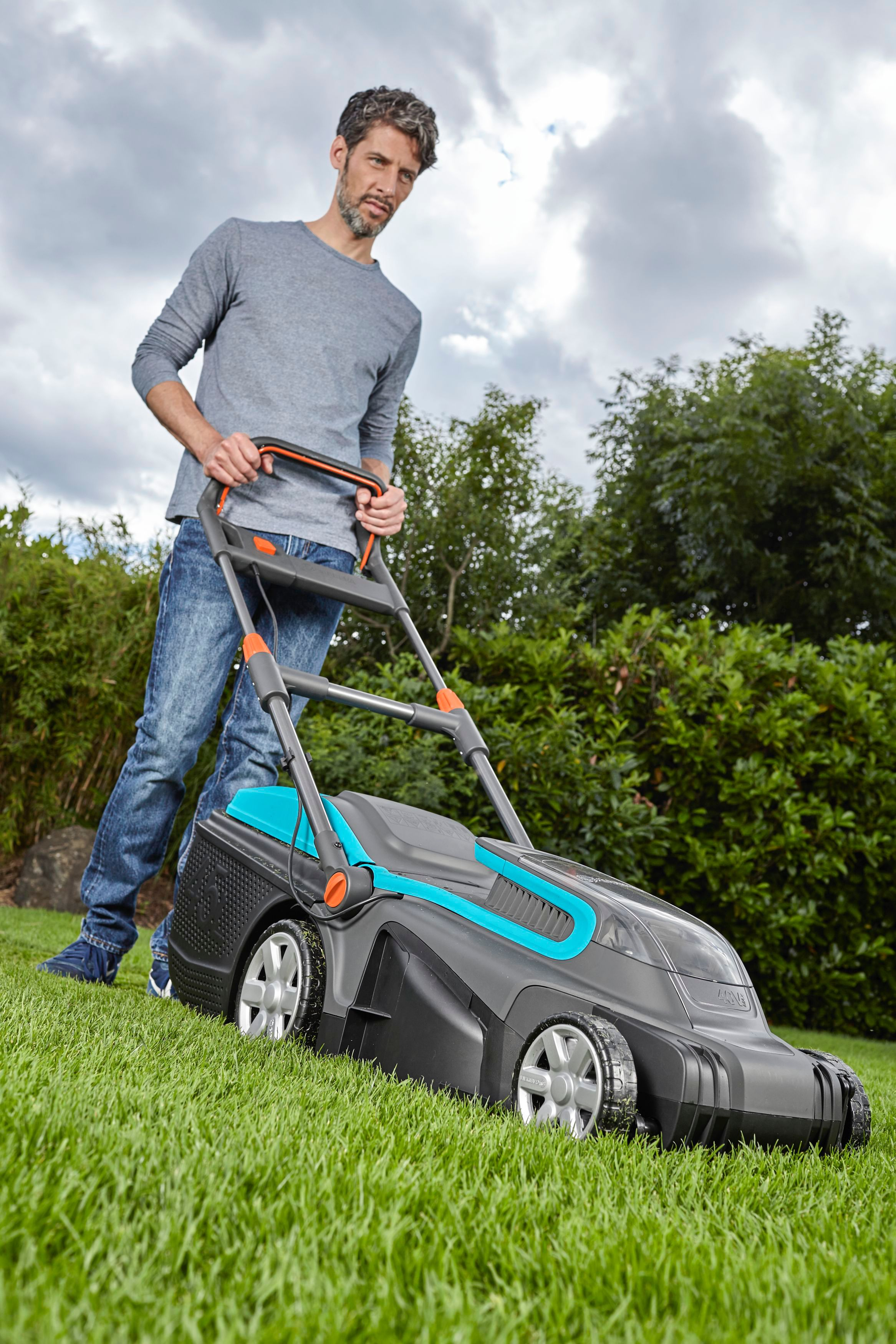 GARDENA 05038-20 PowerMax™ Li-40/37 Set inkl. Akku, Akku-Rasenmäher (40 Volt, Schnittbreite: 370 mm, Verstellbare Schnitthöhe QuickFit Plus 5 Stufen, mit 45 Liter Fangkorb-Volumen)
