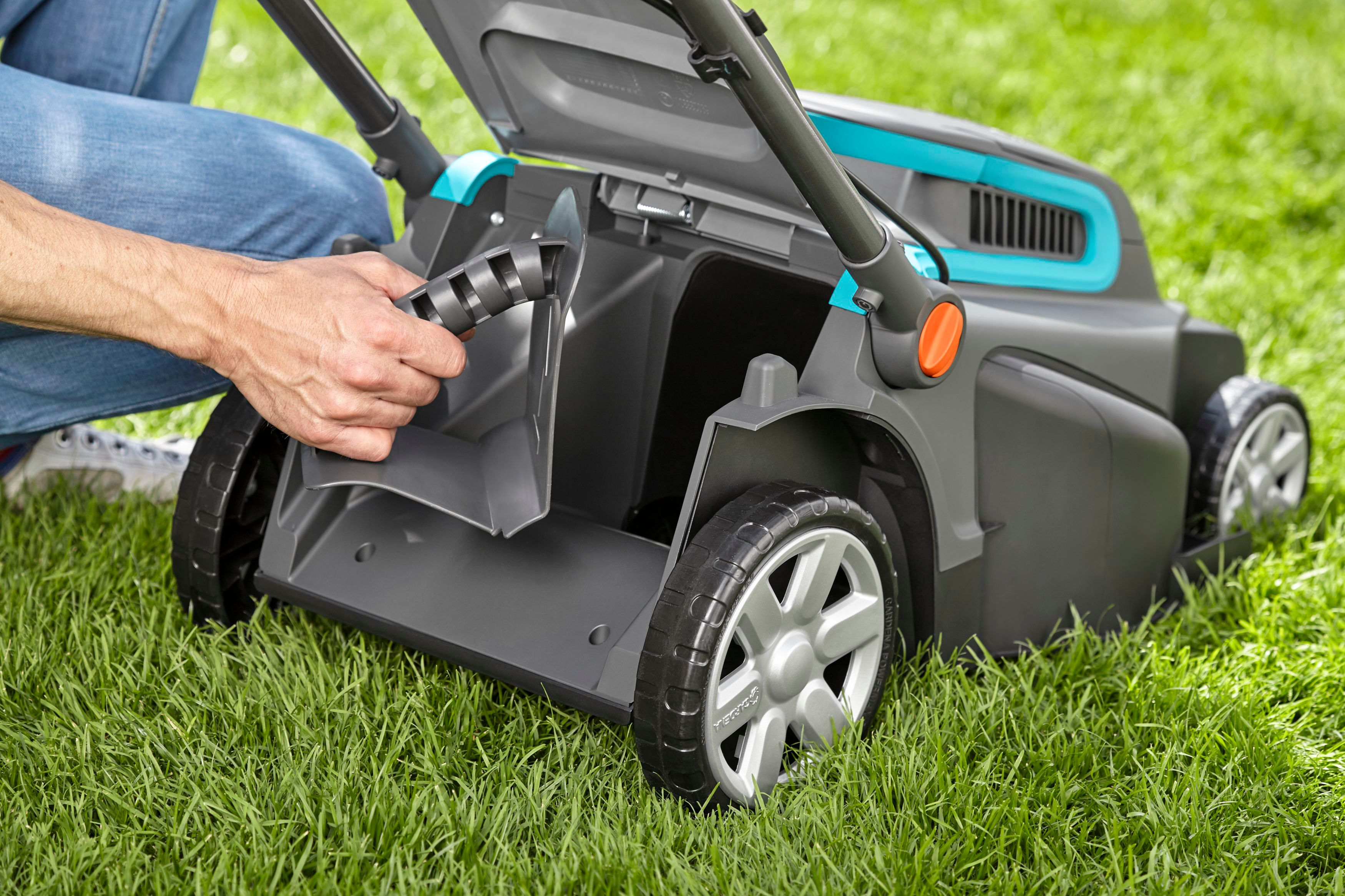 GARDENA 05038-20 PowerMax™ Li-40/37 Set inkl. Akku, Akku-Rasenmäher (40 Volt, Schnittbreite: 370 mm, Verstellbare Schnitthöhe QuickFit Plus 5 Stufen, mit 45 Liter Fangkorb-Volumen)