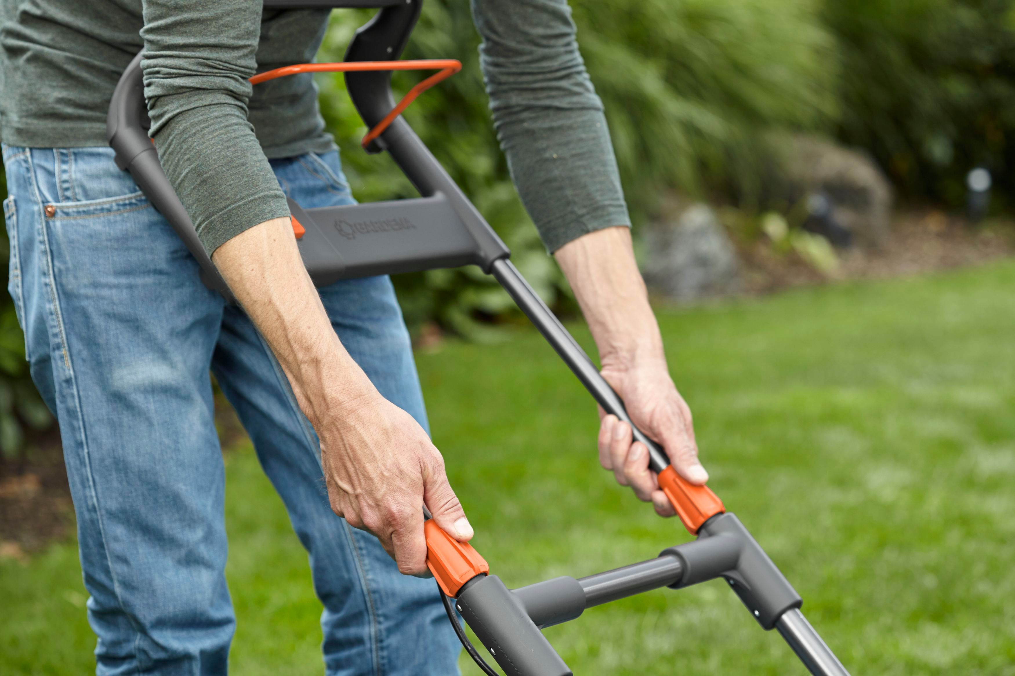 GARDENA 05038-20 PowerMax™ Li-40/37 Set inkl. Akku, Akku-Rasenmäher (40 Volt, Schnittbreite: 370 mm, Verstellbare Schnitthöhe QuickFit Plus 5 Stufen, mit 45 Liter Fangkorb-Volumen)