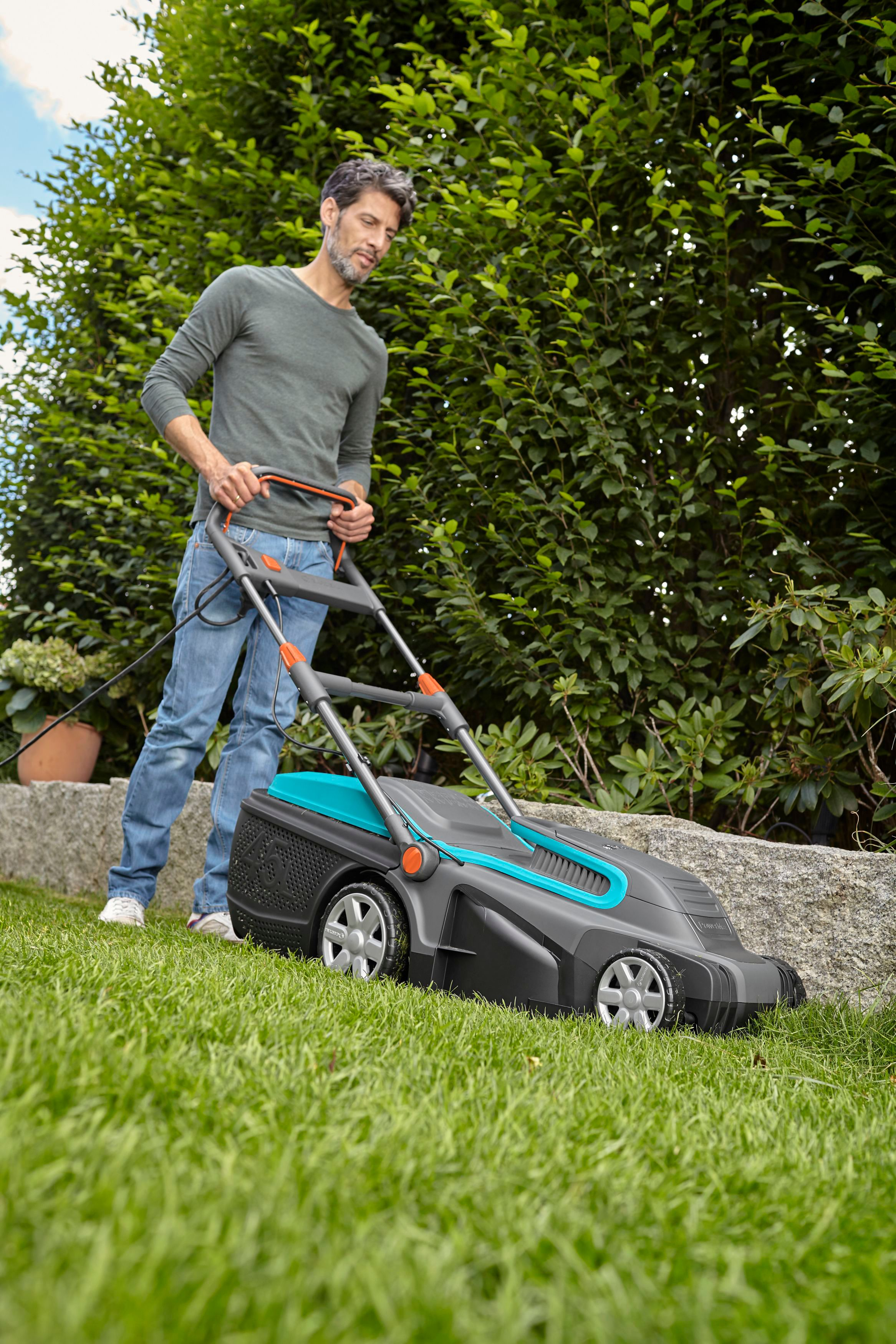 GARDENA 05037-20 PowerMax™ 1600/37, Elektrorasenmäher (Schnittbreite: 370 mm, Verstellbare Schnitthöhe QuickFit Plus 5 Stufen, mit 45 l Fangkorb-Volumen)