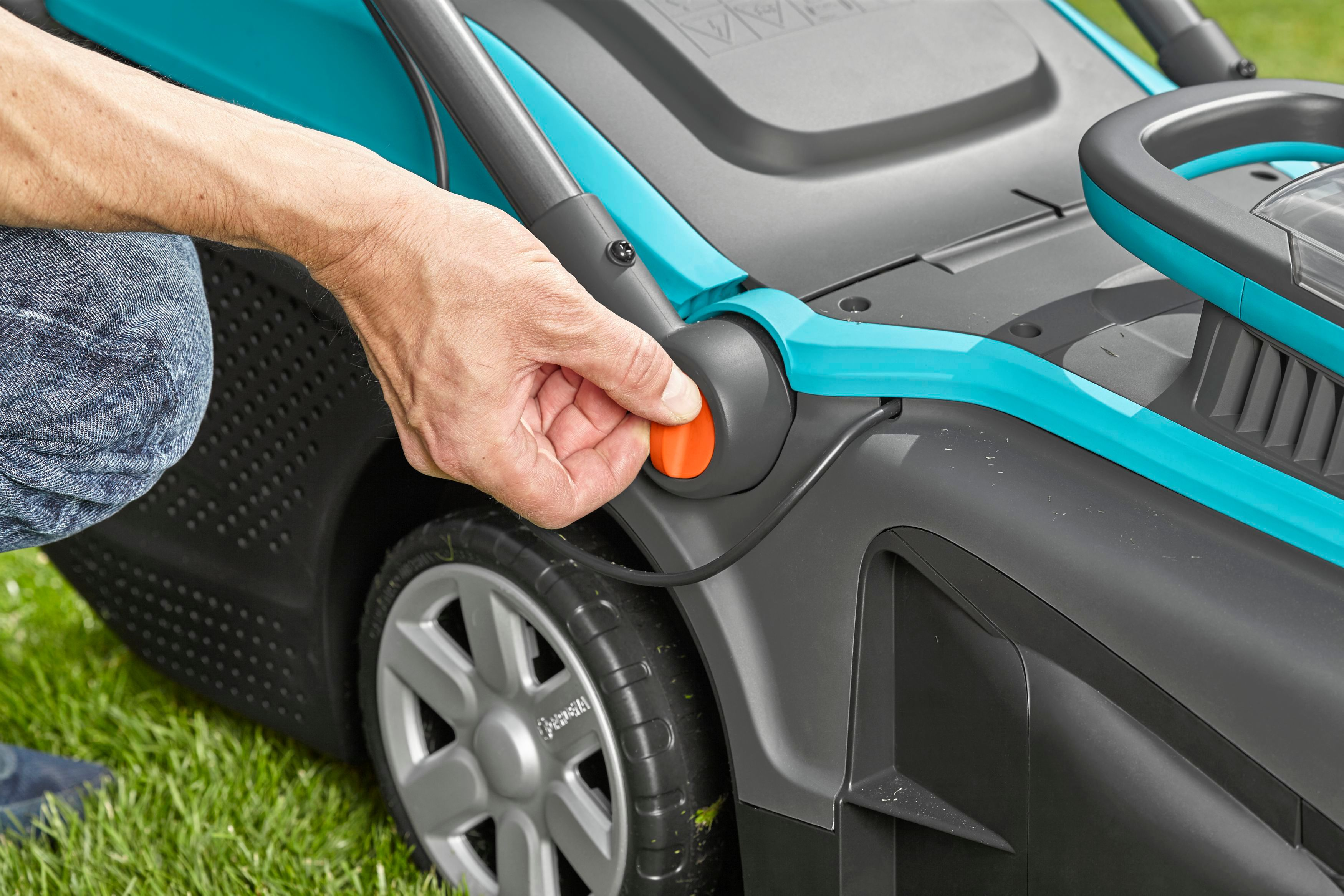 GARDENA 05038-20 PowerMax™ Li-40/37 Set inkl. Akku, Akku-Rasenmäher (40 Volt, Schnittbreite: 370 mm, Verstellbare Schnitthöhe QuickFit Plus 5 Stufen, mit 45 Liter Fangkorb-Volumen)