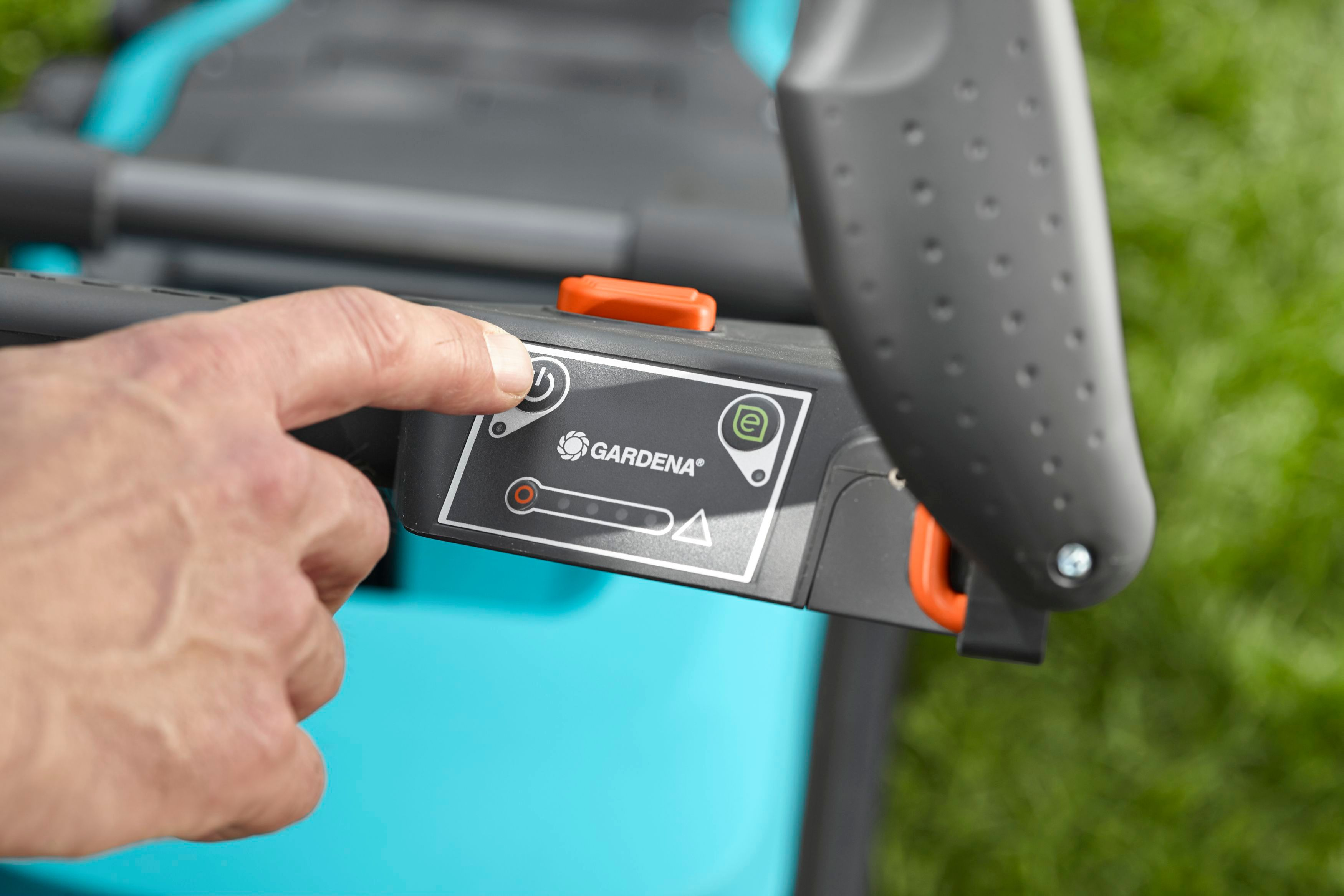 GARDENA 05038-20 PowerMax™ Li-40/37 Set inkl. Akku, Akku-Rasenmäher (40 Volt, Schnittbreite: 370 mm, Verstellbare Schnitthöhe QuickFit Plus 5 Stufen, mit 45 Liter Fangkorb-Volumen)