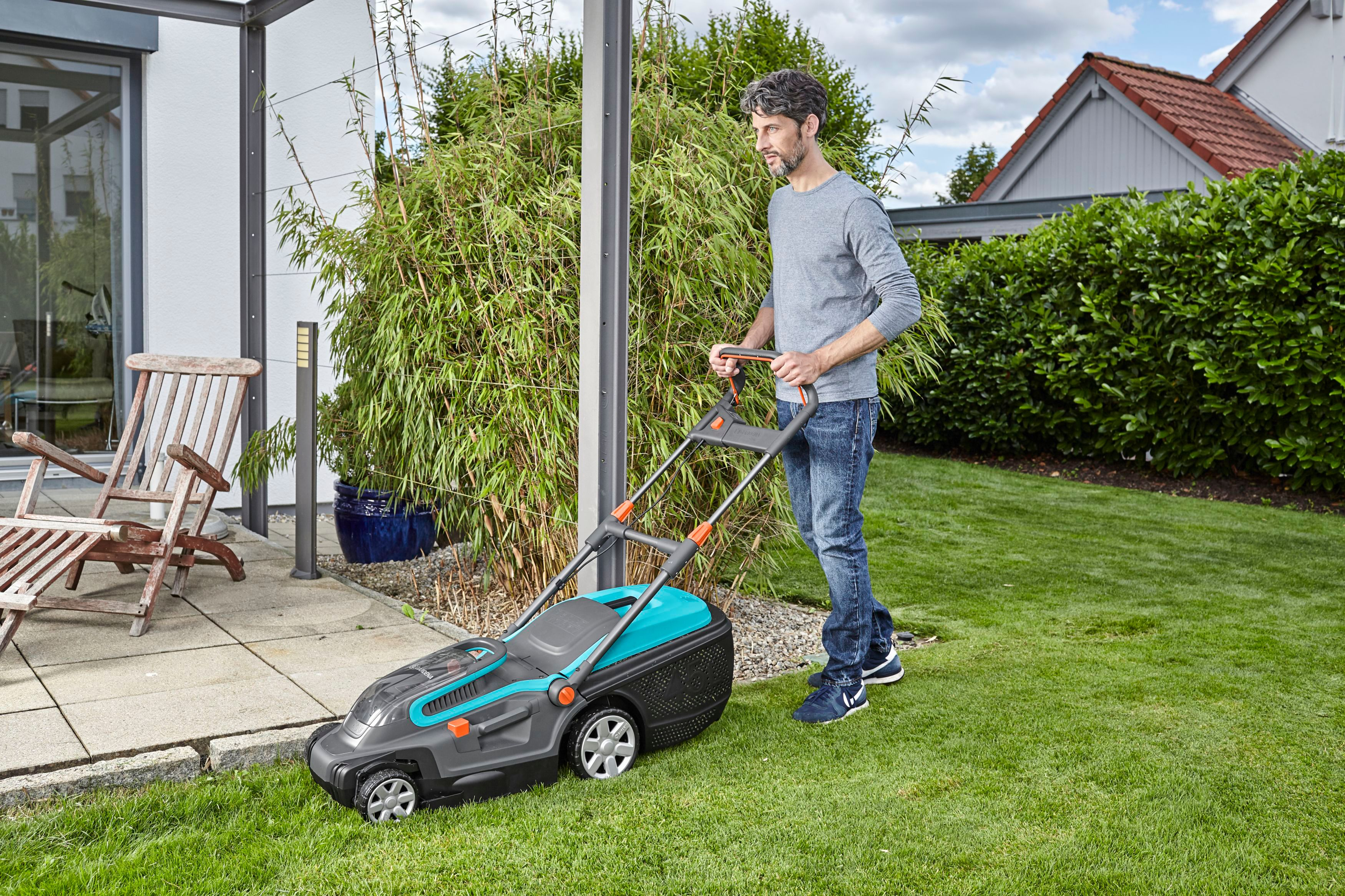 GARDENA 05038-20 PowerMax™ Li-40/37 Set inkl. Akku, Akku-Rasenmäher (40 Volt, Schnittbreite: 370 mm, Verstellbare Schnitthöhe QuickFit Plus 5 Stufen, mit 45 Liter Fangkorb-Volumen)