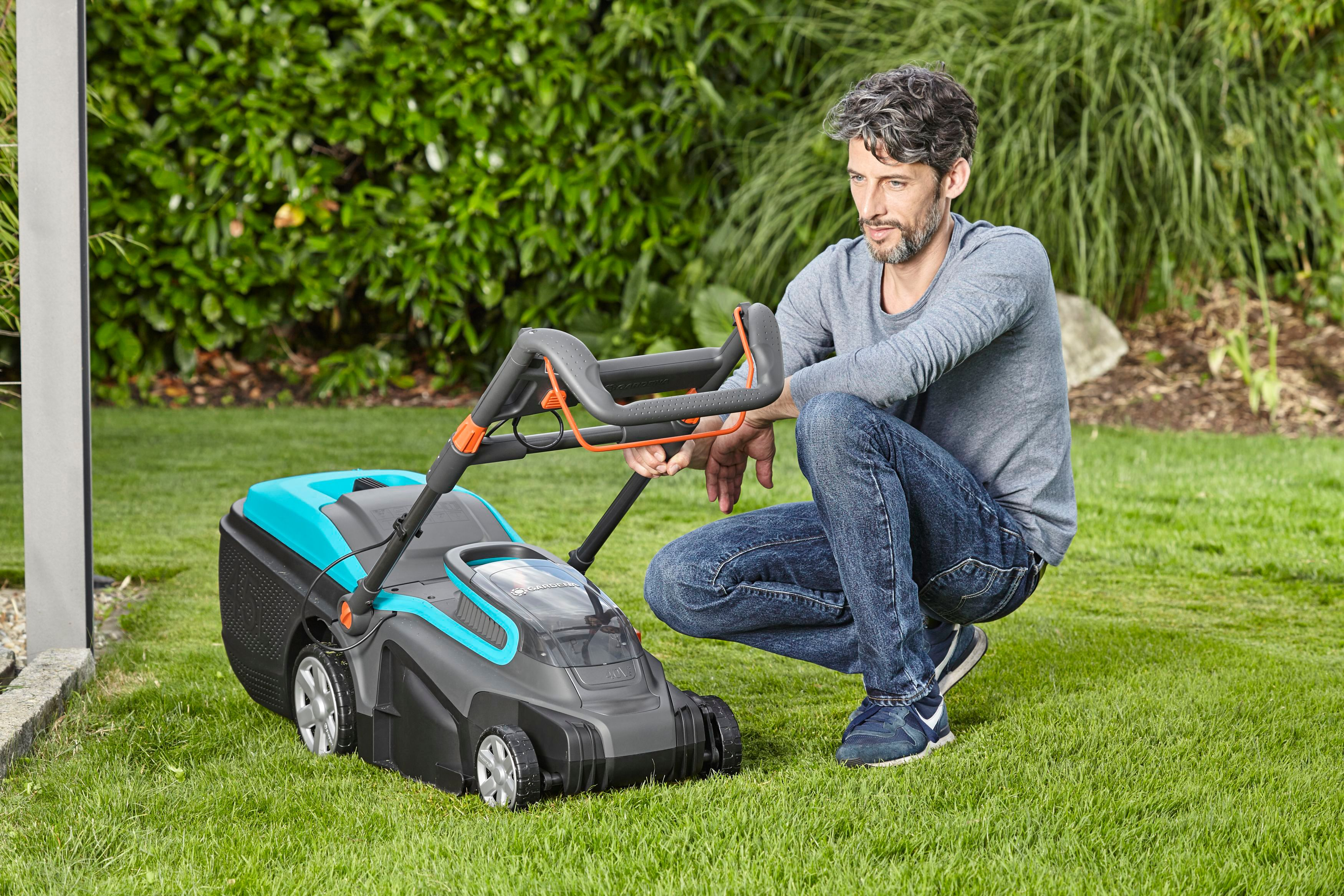 GARDENA 05038-20 PowerMax™ Li-40/37 Set inkl. Akku, Akku-Rasenmäher (40 Volt, Schnittbreite: 370 mm, Verstellbare Schnitthöhe QuickFit Plus 5 Stufen, mit 45 Liter Fangkorb-Volumen)