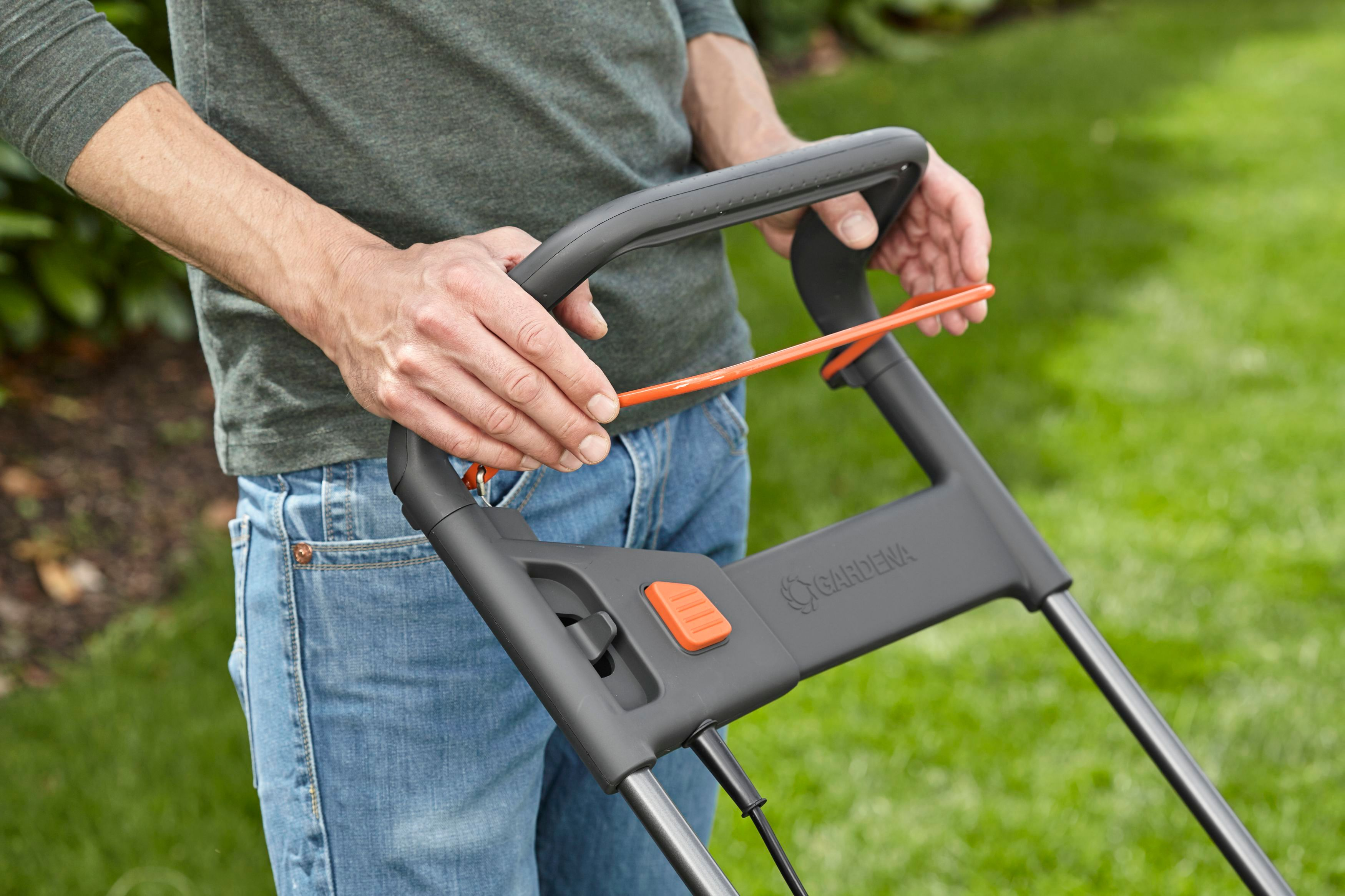 GARDENA 05037-20 PowerMax™ 1600/37, Elektrorasenmäher (Schnittbreite: 370 mm, Verstellbare Schnitthöhe QuickFit Plus 5 Stufen, mit 45 l Fangkorb-Volumen)