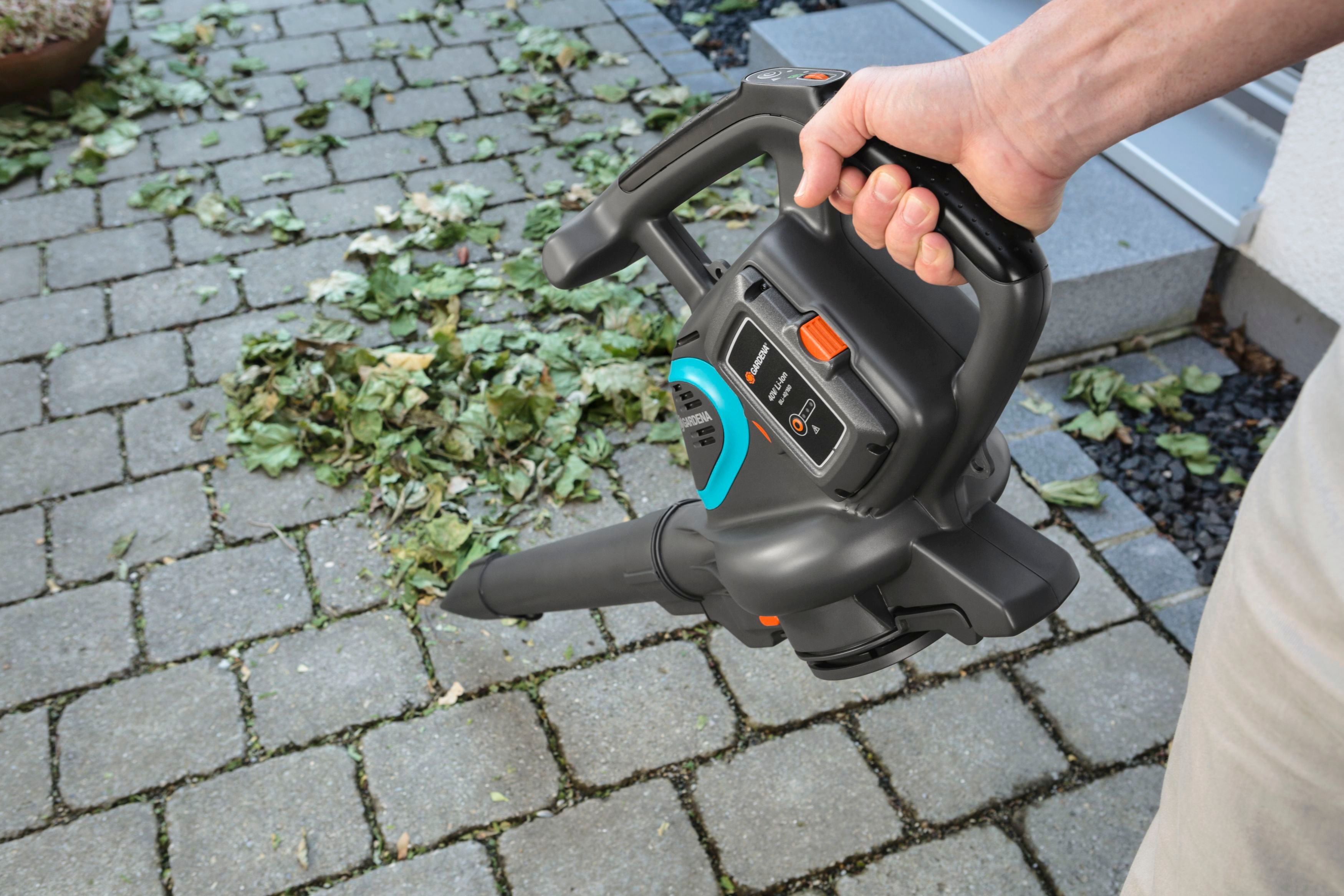 GARDENA 09338-20 PowerJet Li-40 Set inkl. Akku Laubsauger Schwarz