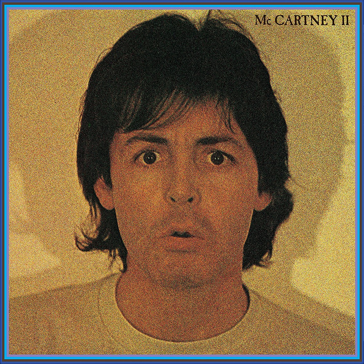 Paul McCartney arca egy album borítóján, meglepett arccal, tágra nyílt szemekkel.