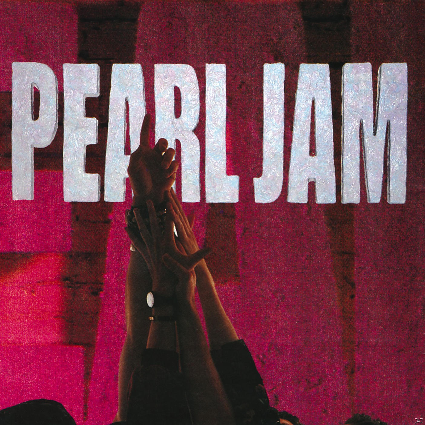 Pochette de l'album Pearl Jam avec le nom du groupe en haut et des mains levées devant un mur rouge.