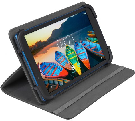 Tablette dans un étui, affichant l'écran avec des bateaux colorés et vue sur la montagne. L'étui est ouvert.