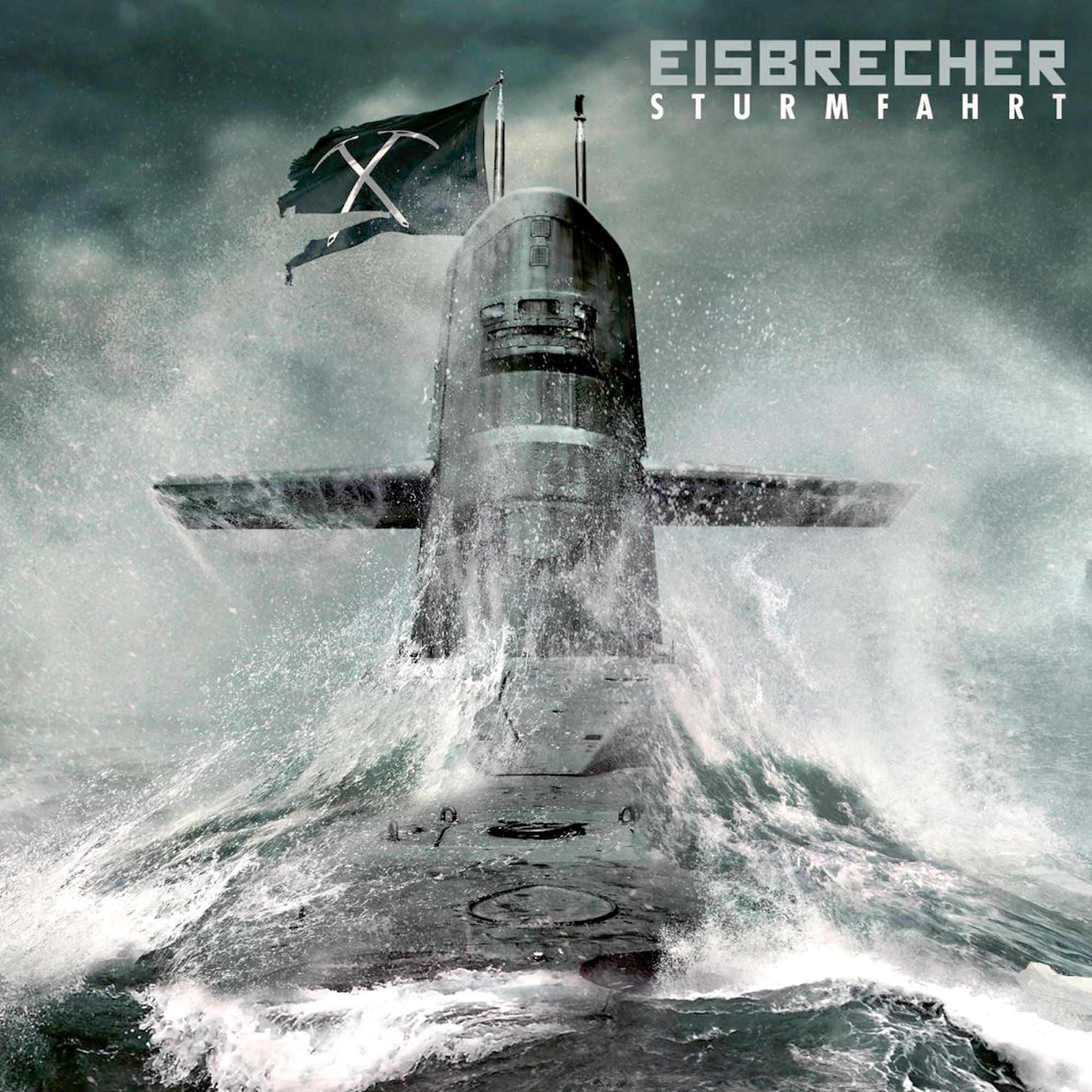 Eisbrecher-Albumcover. Ein U-Boot in einem Sturm, mit spritzendem Wasser. Oben eine schwarze Flagge mit einem X.