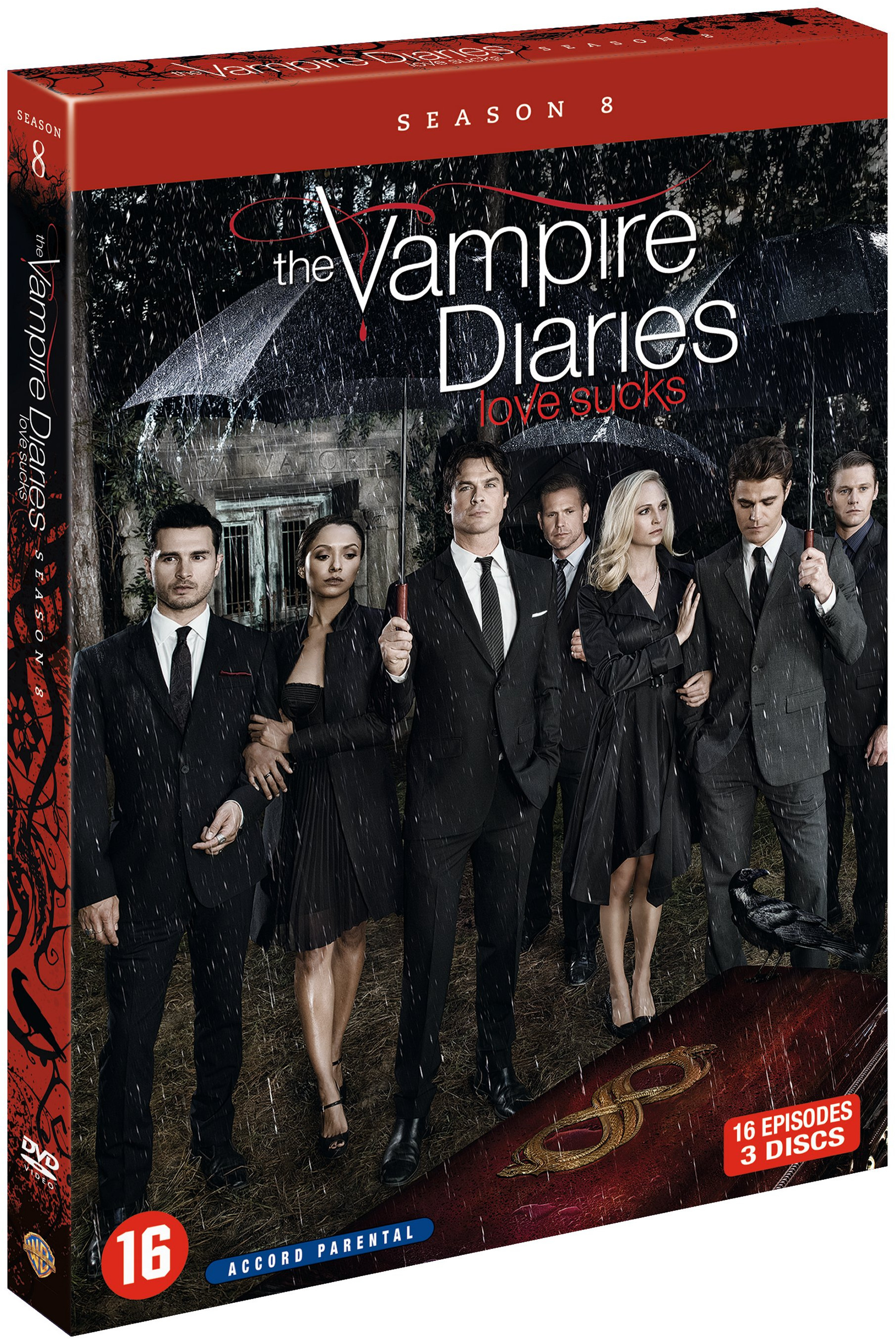 DVD-box voor 'The Vampire Diaries: Seizoen 8'. Toont acteurs in donkere kleding en regen.