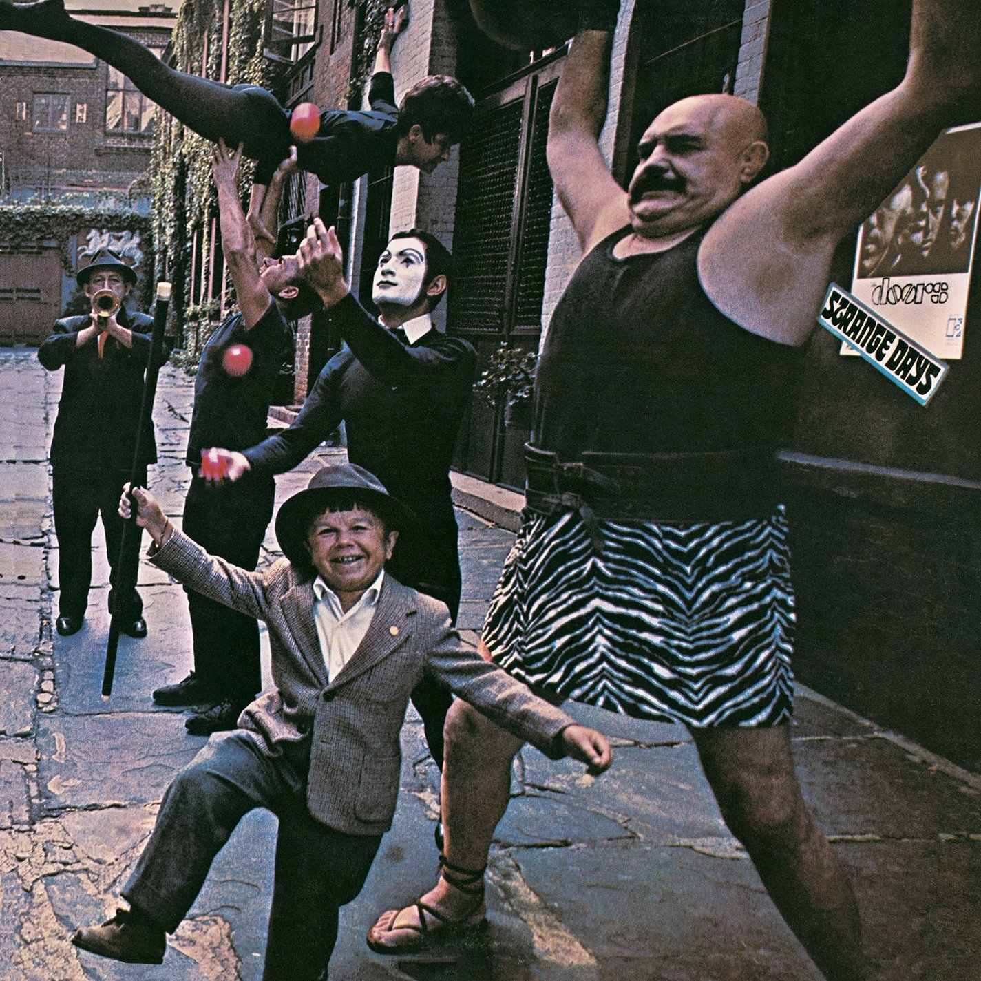 A The Doors 'Strange Days' című albumának borítója, utcai jelenettel.