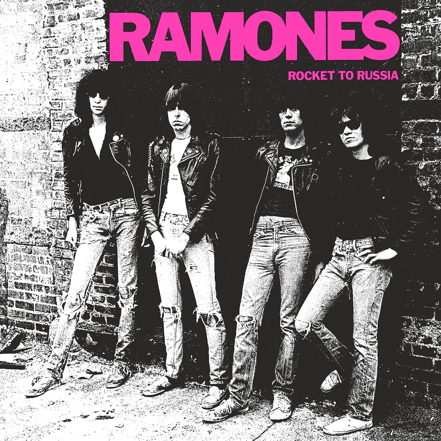 Album borító: Ramones Rocket to Russia. A zenekar tagjai egy téglán állnak.