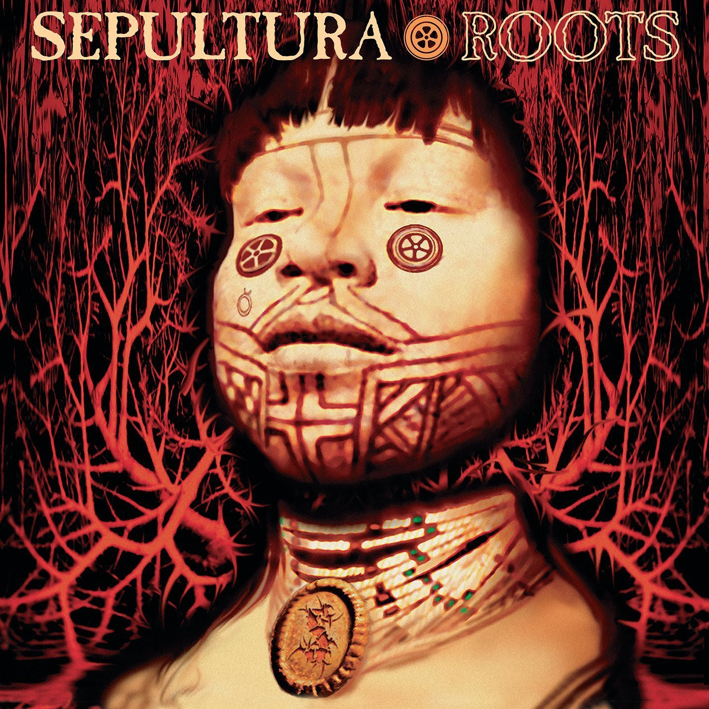 A Sepultura Roots albumjának borítója, amelyen egy törzsi festésű arc látható.