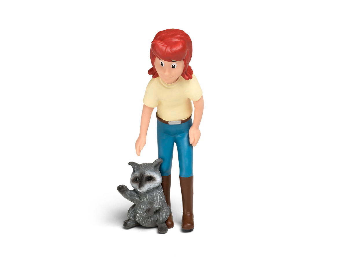 Eine Frauenfigur steht mit einem Waschbären. Die Frau trägt ein gelbes Hemd, blaue Hose und braune Stiefel.