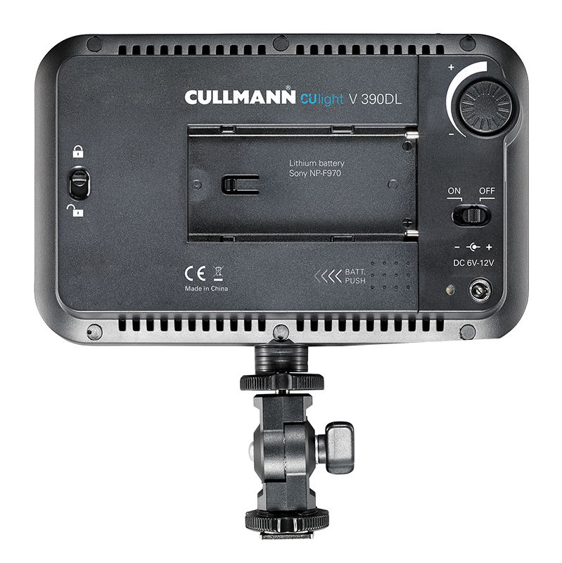 Egy Cullmann Cu light V 390DL. Van benne egy akkumulátor nyílás, egy vezérlőtárcsa és egy rögzítőkonzol. A címkék között CE és Made in China szerepel.