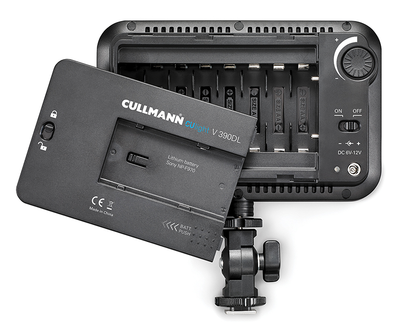 Egy fekete Cullmann cuLight V 390DL nyitott akkumulátorrekesszel. A rekesz AA elemeket és egy Sony NP-F970 lítium akkumulátort fogad.