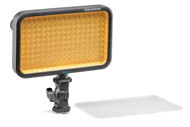 Egy téglalap alakú LED-lámpa fekete kerettel és sárga lámpákkal látható, valamint egy diffúzor és egy fekete állvány.