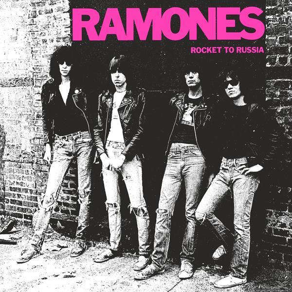 Ramones Albumcover, Rocket to Russia. Vier Bandmitglieder stehen vor einer Backsteinmauer, Schwarz-Weiß-Bild.