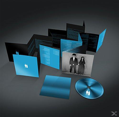 CD-Album-Verpackung: CD, Booklet und zusätzliche Einlagen, alles in Blautönen.
