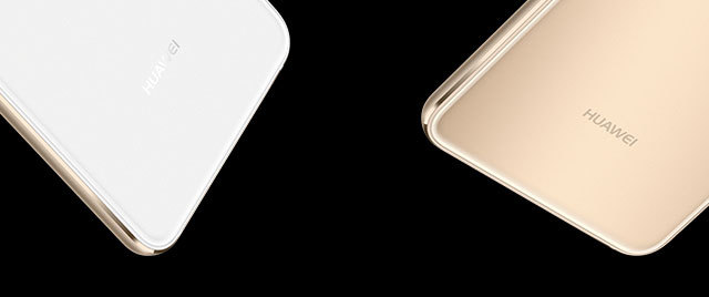 Zwei Telefonrückseiten. Eine weiß, eine gold. Beide haben das Huawei-Logo und Goldbesatz.