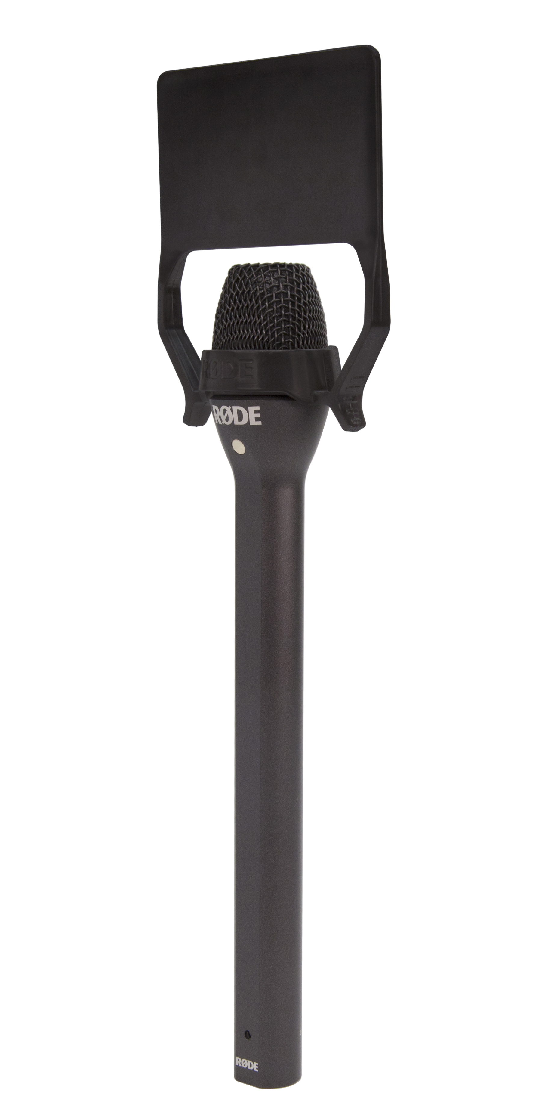 Un microphone noir avec bonnette anti-vent en studio.