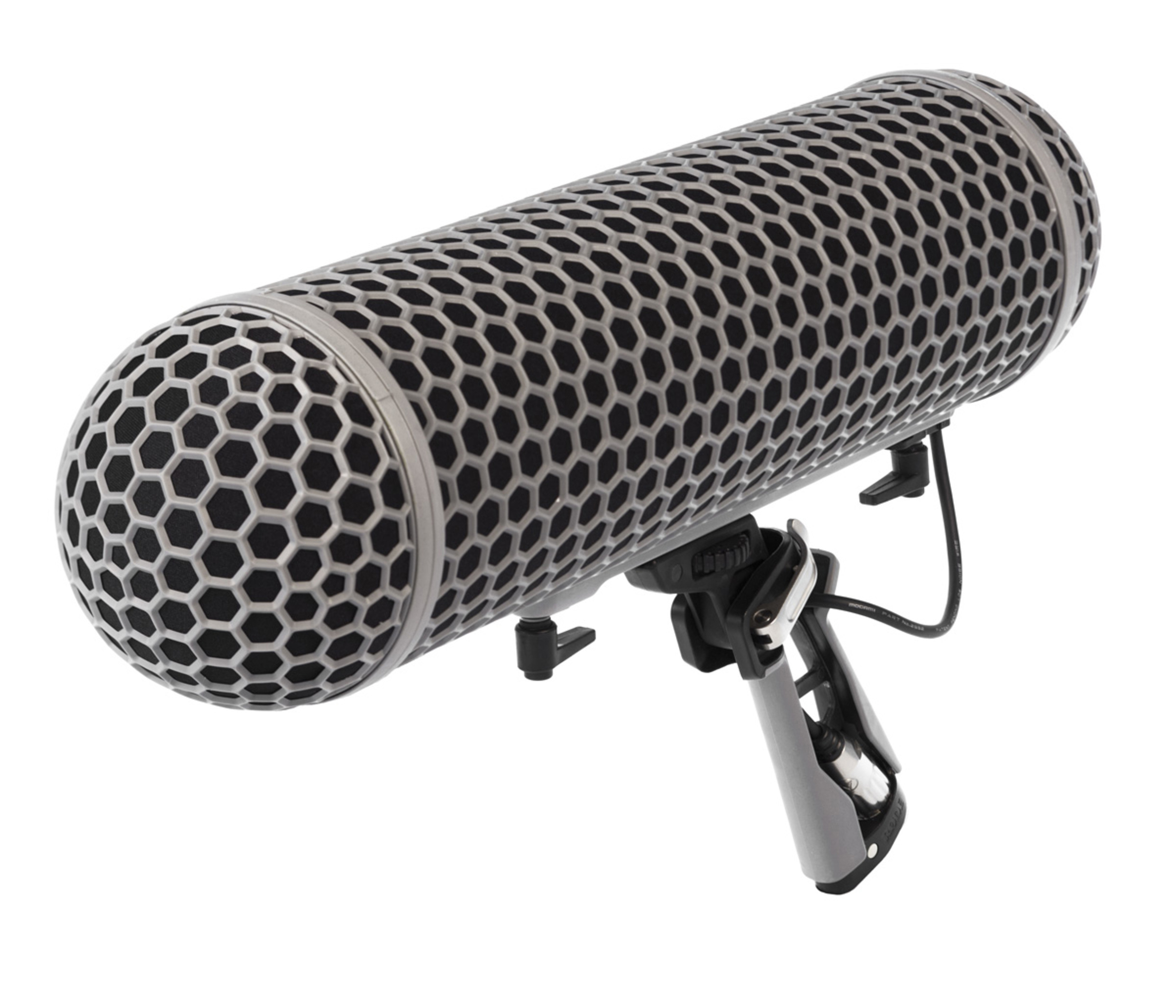 Une bonnette de microphone argentée à motif nid d'abeille et mousse noire.