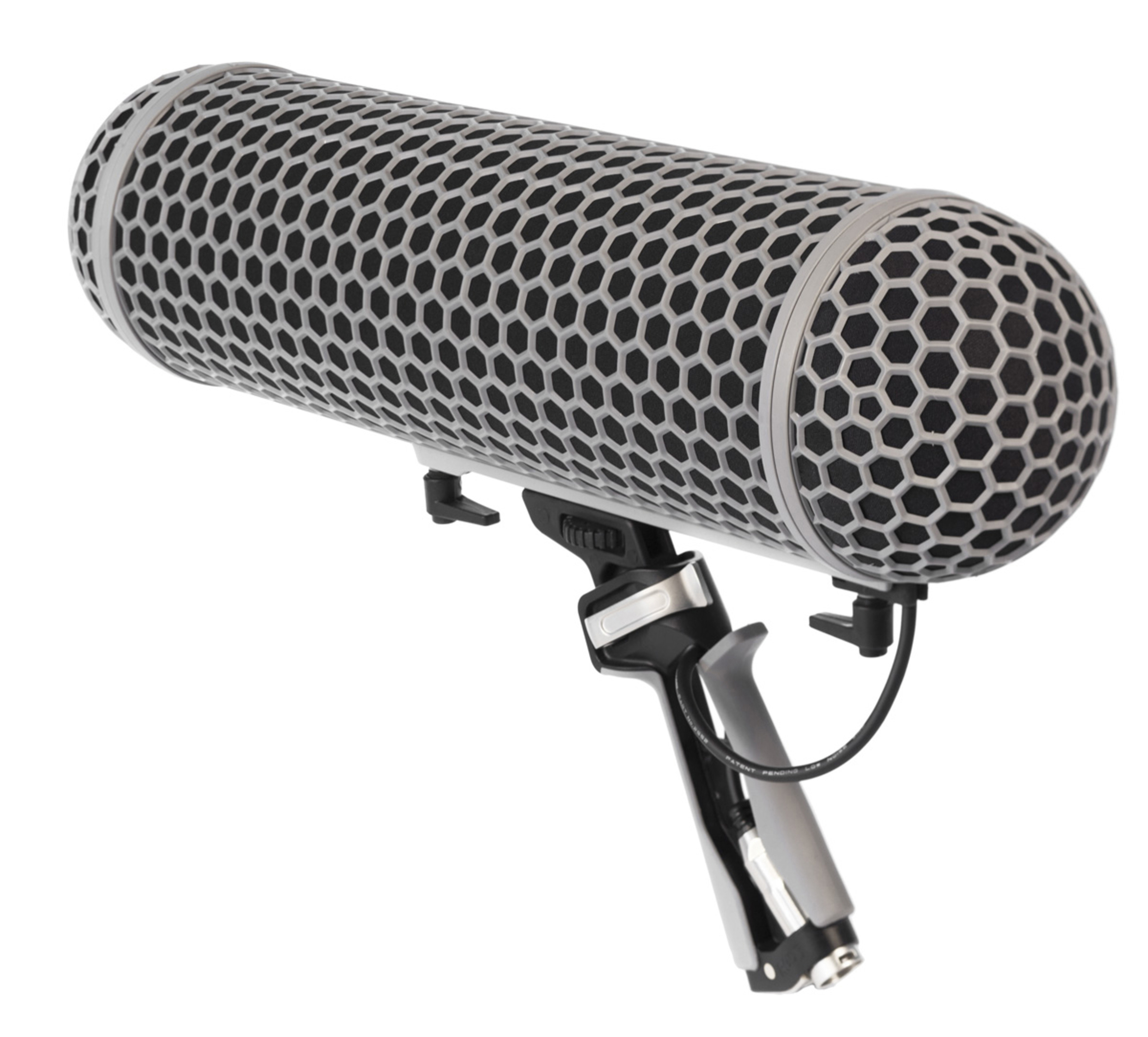 Un microphone canon avec bonnette et poignée, isolé sur fond blanc.