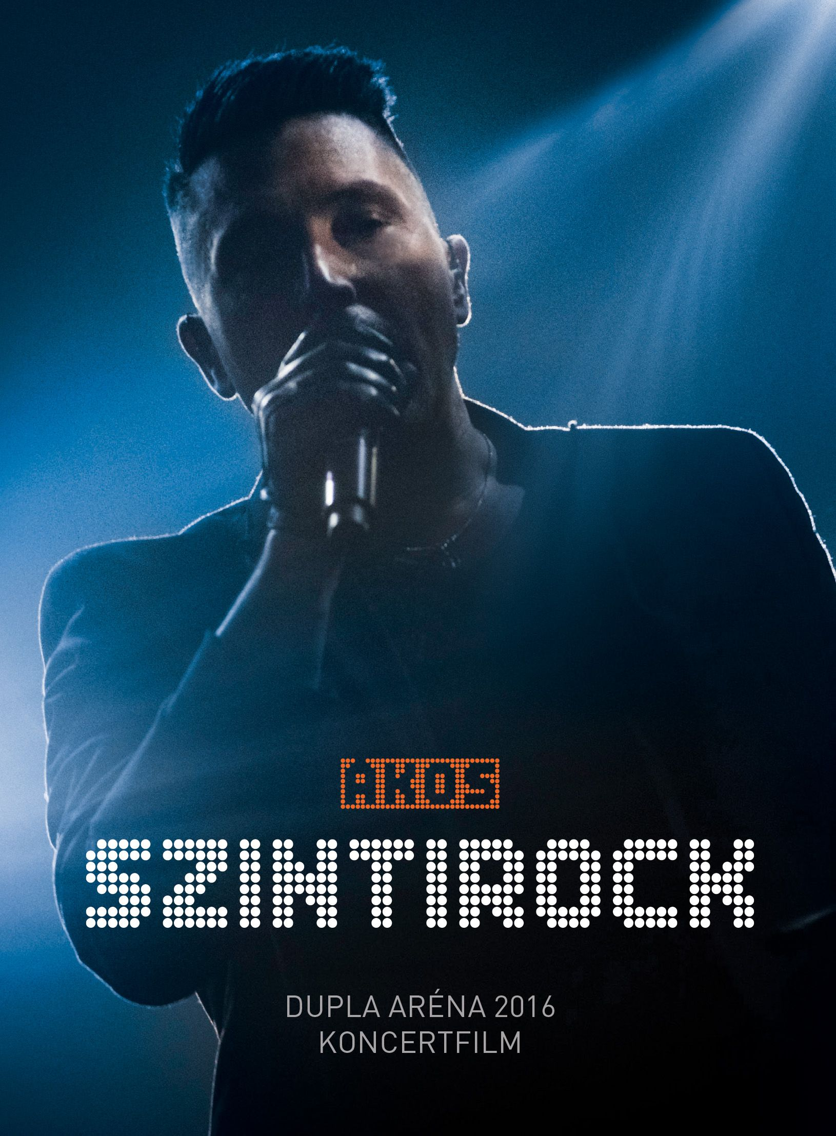 Koncertplakát. Férfi énekel mikrofonba. Nagy szöveg: SZINTIROCK. Színpadi világítás. Kék háttér.