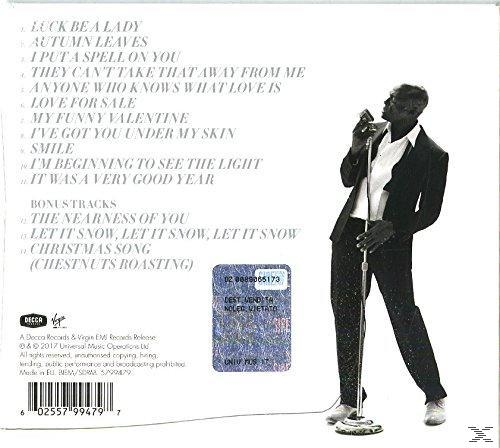 Achterkant van een cd met tracklijst en een man die in een microfoon zingt, witte achtergrond.