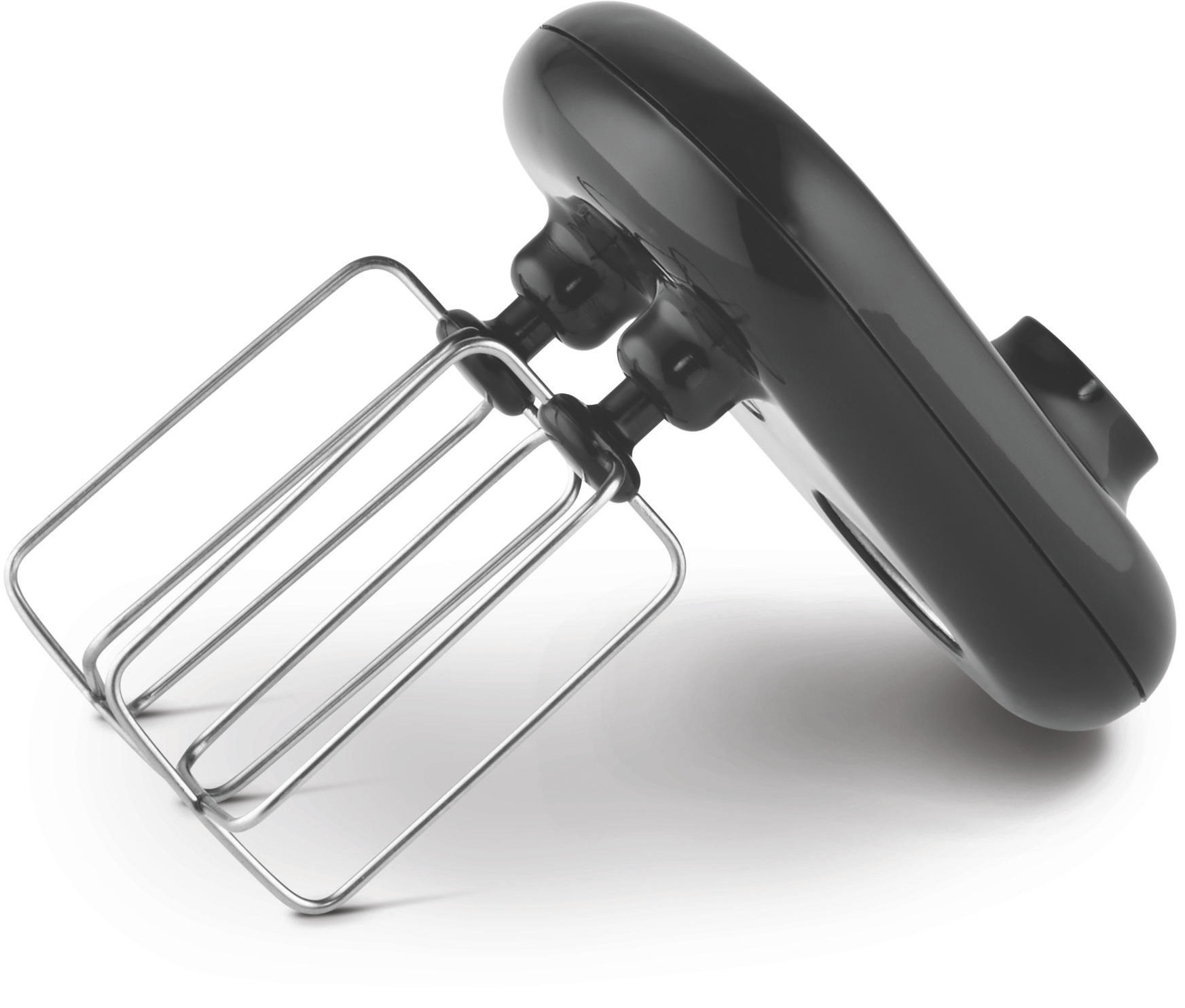 Zwarte handmixer met kloppers, van bovenaf in een hoek bekeken.
