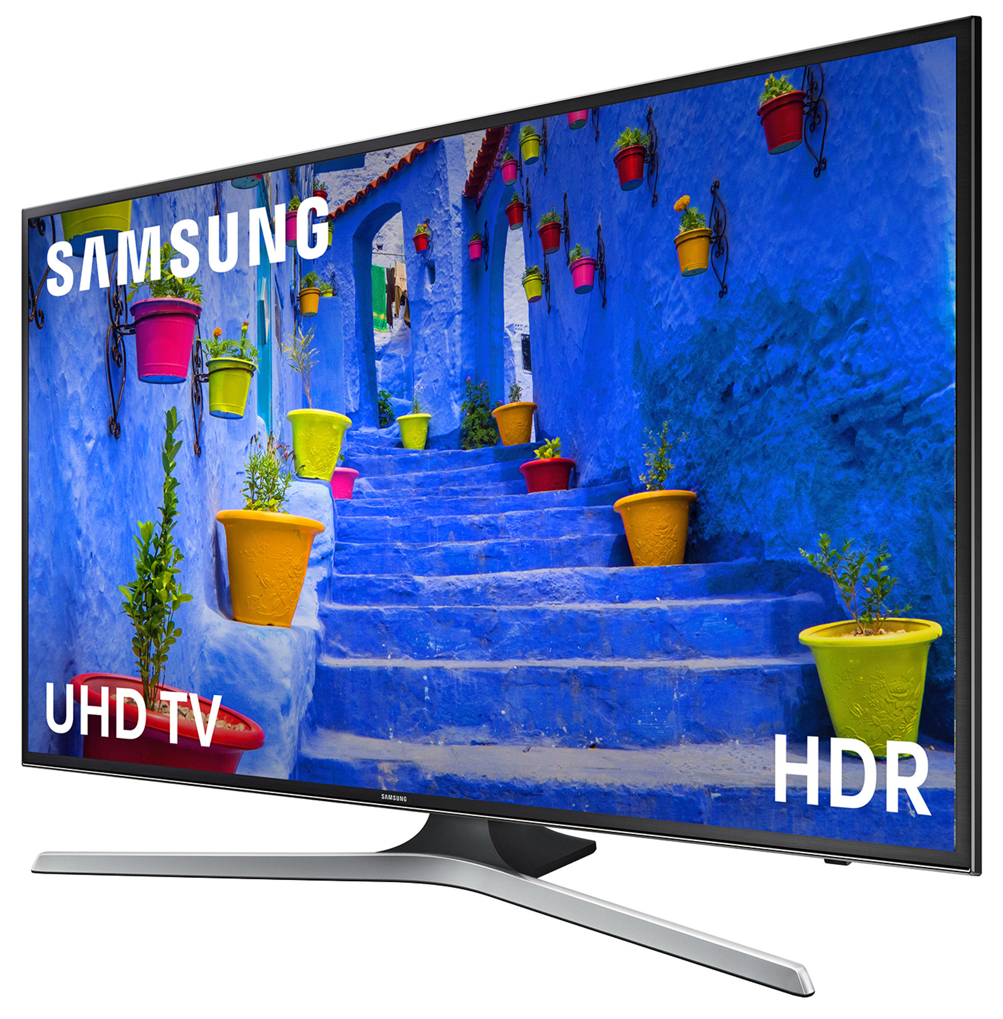 Televisor Samsung UHD con vista a una calle azul y macetas con flores coloridas.